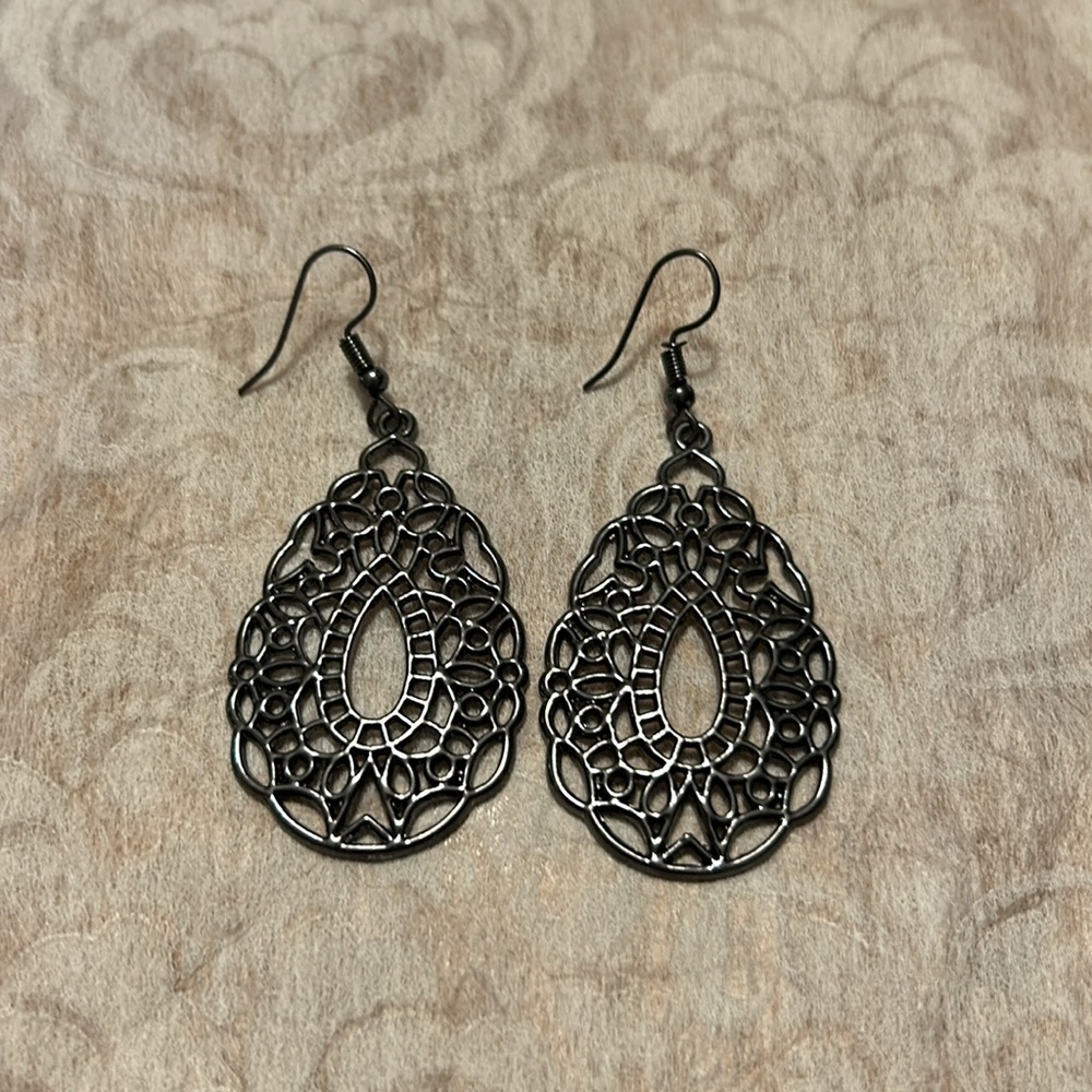EARRINGS (NWOT)